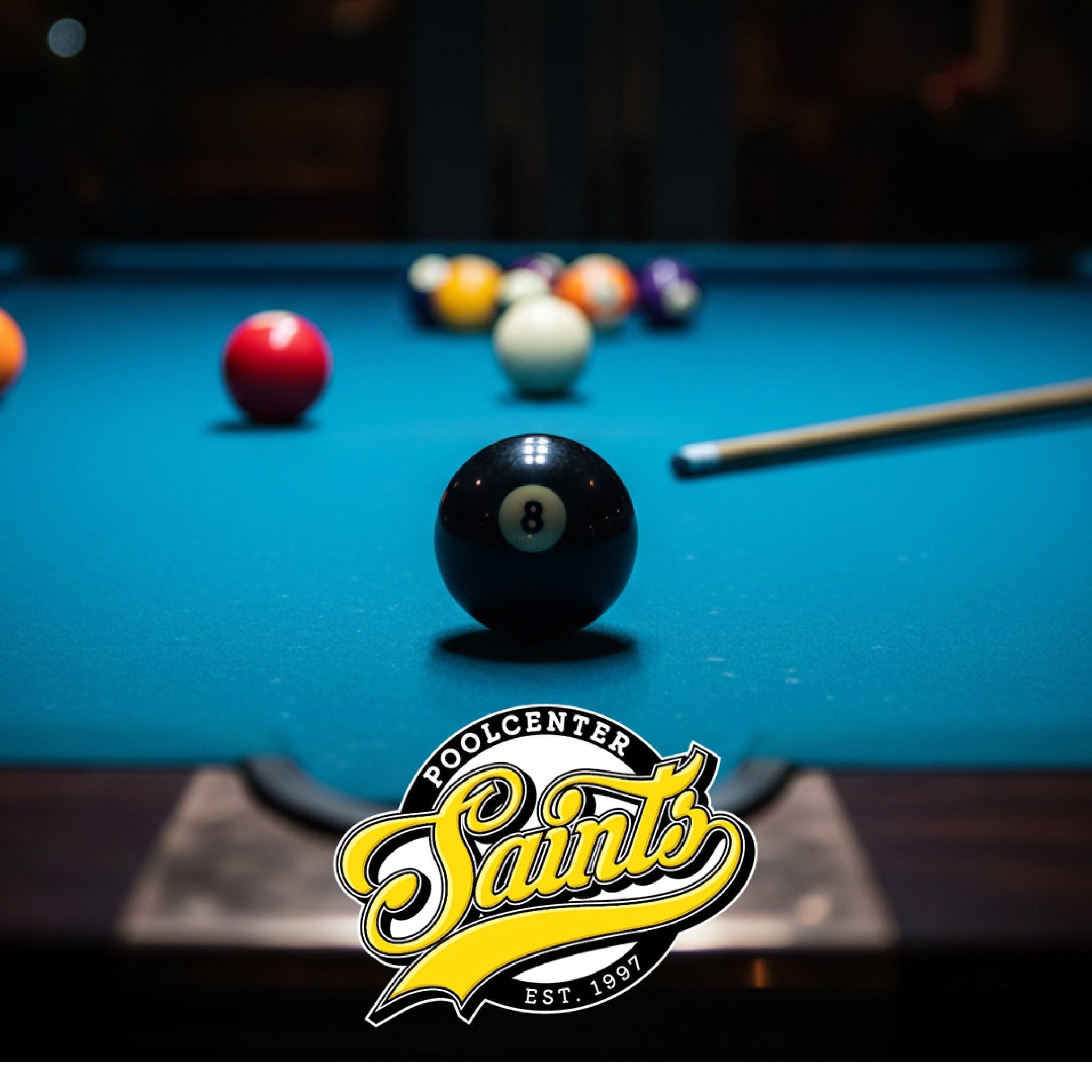 De 8-ball op het blauwe laken