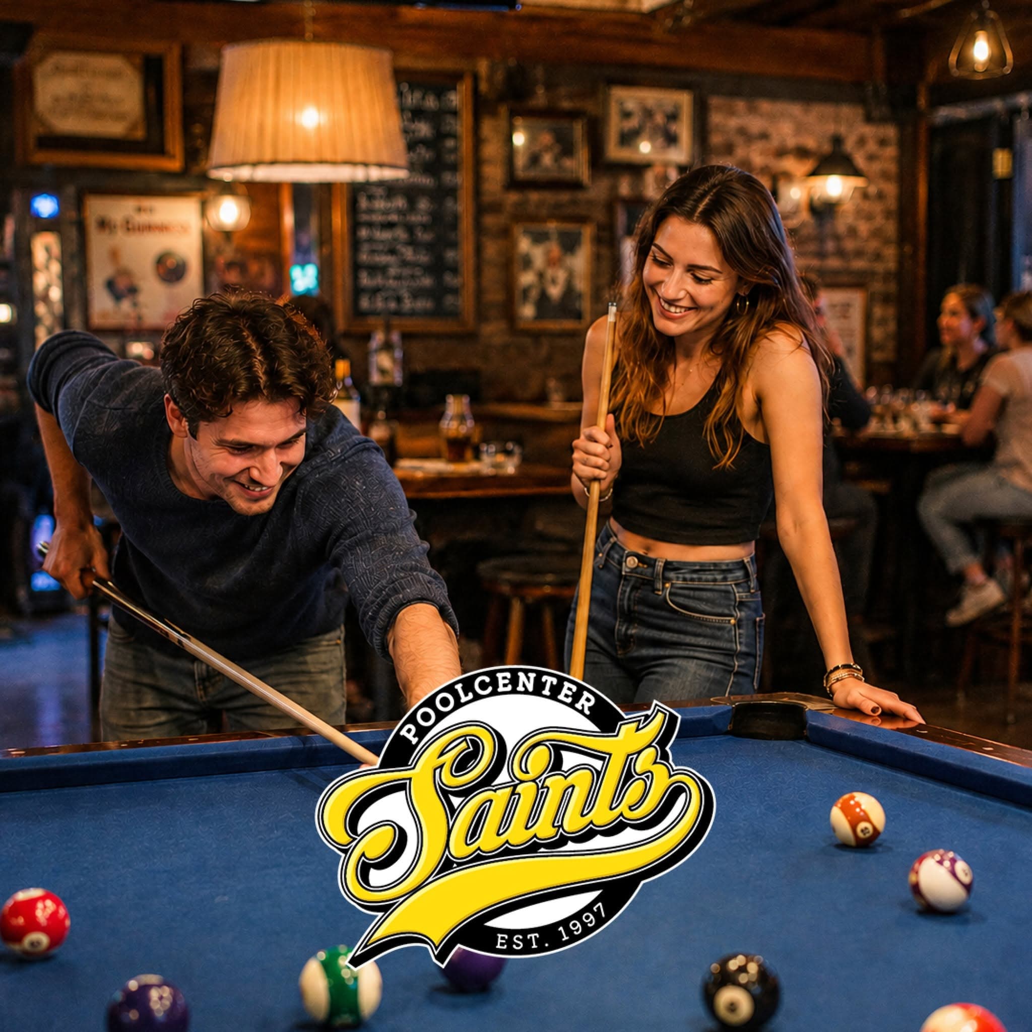 Vrienden poolen en lachen bij Saints Poolcenter